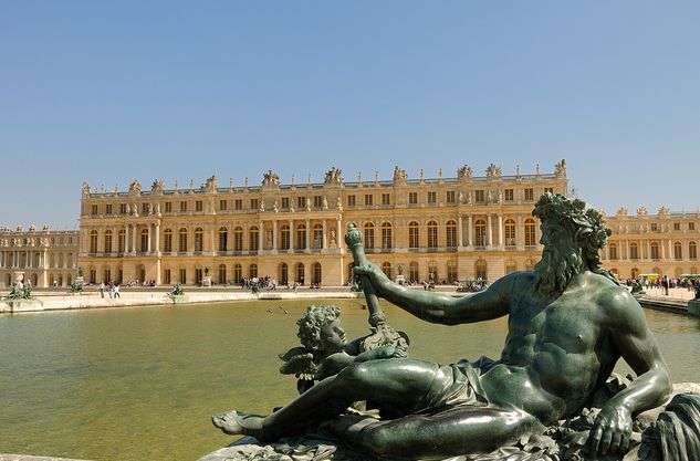 From Paris: Versailles Guided Tour by Deluxe Minibus - Central pickup and air-conditioned minibus: the real stress reducer