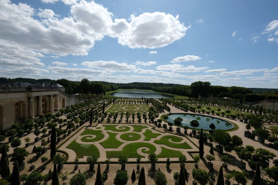 From Paris: Versailles Palace and Gardens Guided Day Trip - Gardens time: fountains shows and how to plan your afternoon