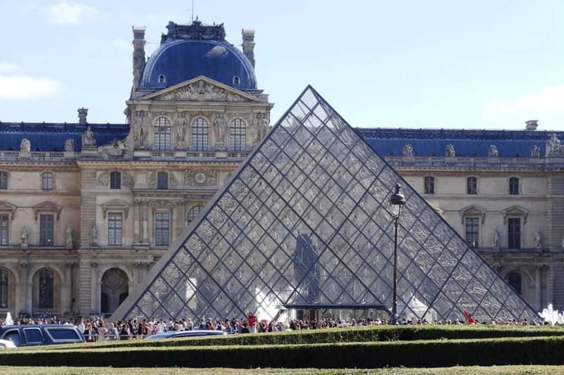 German private Walking Tour through Montmartre & Passages - Who this tour fits best
