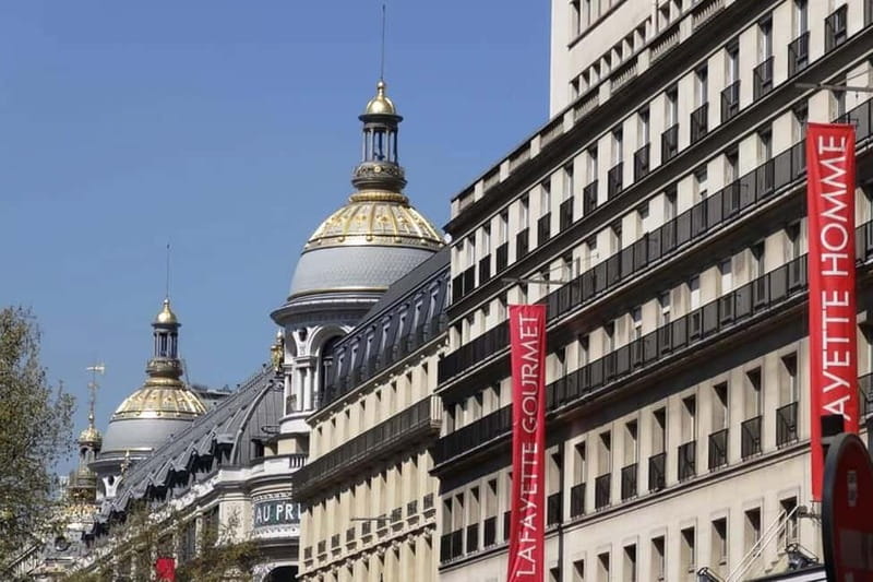 German private Walking Tour through Montmartre & Passages - Starting at Place Blanche, walking into Montmartre’s art world