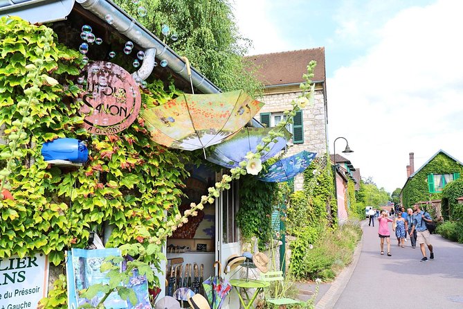 Giverny and Monet's Garden Half-Day Trip from Paris - Giverny village time: ice cream, quick wandering, and souvenirs