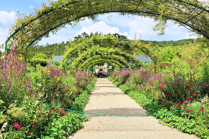 Giverny and Monet's Garden Half-Day Trip from Paris - Van ride, group size, and what that really means for your day