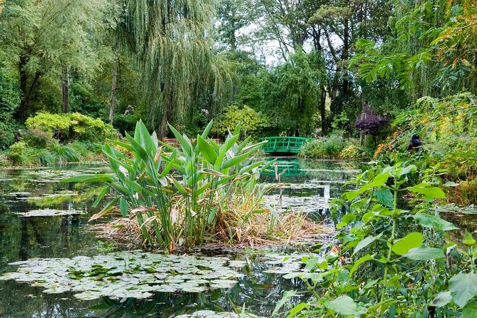 Giverny and Versailles Full-Day Private Guided Tour with Hotel Pickup - How La Roche-Guyon and the Vexin villages can fit in