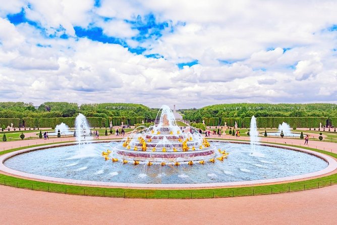 Giverny and Versailles Full-Day Private Guided Tour with Hotel Pickup - Lunch and what to do since food and drinks are not included