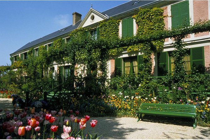 Giverny and Versailles Private Full-Day Tour - What the guide does on the drive to Versailles