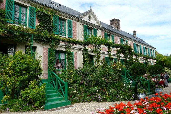 Giverny and Versailles Small Group Day Trip from Paris with Lunch - Lunch at Moulin de Fourges: a real break in the middle