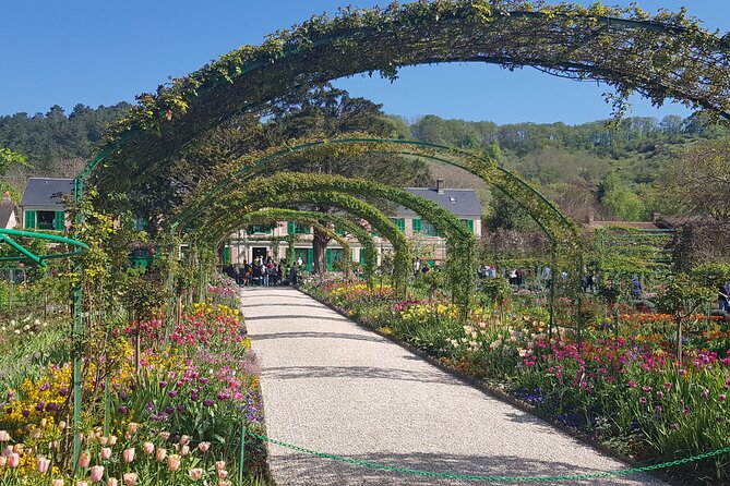 Giverny Half-Day Guided Tour from Paris - Hotel Pickup and a Mercedes-Style Ride That Actually Helps