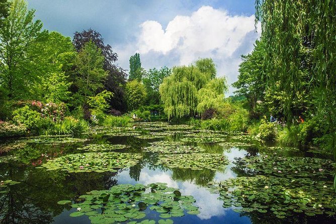 Giverny Monet House and Gardens Skip the line Walking tour - Photo Tips When the Crowd Factor Hits