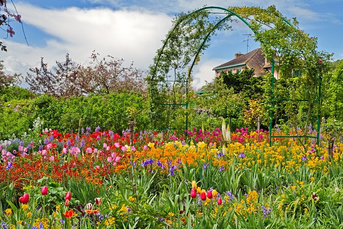 Giverny Monet’s Home and Gardens Half Day Tour from Paris - Crowds and comfort: when heat and walking can mess with your plan