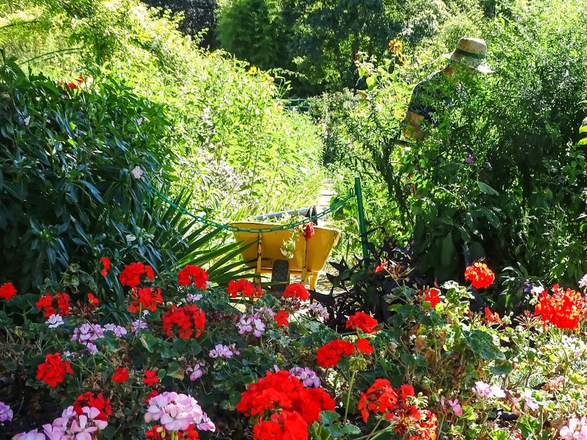 Giverny: Monet's House and Gardens Guided Tour - Pacing and group size: 10 people is the sweet spot here