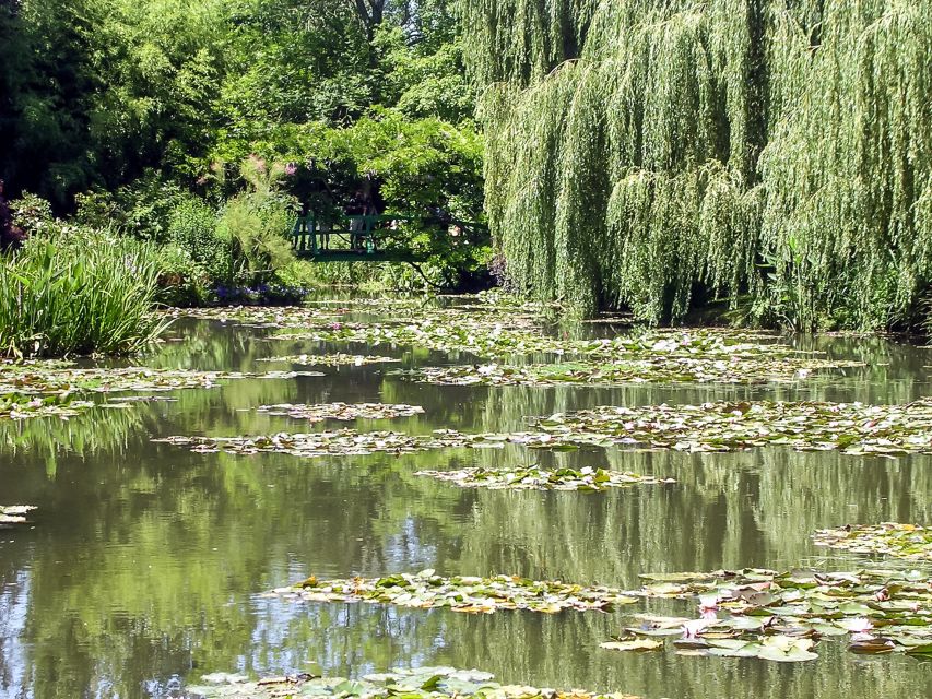 Giverny: Monet's House and Gardens Guided Tour - Language: one tour, one language choice