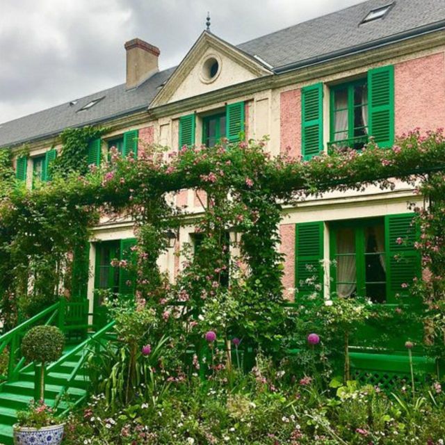 Giverny : Monet's house & Gardens Private tour from Paris - Fondation Monet house visit: how your guide turns rooms into stories