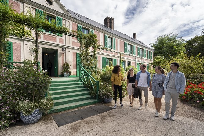 Giverny & Versailles Audio Guided Day Trip with Lunch from Paris - Lunch in Giverny: the break that keeps the day enjoyable