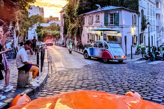 Guided and Private Tour of 3 hours through Paris aboard a Citroën 2cv - Paris in a 2cv is the whole point