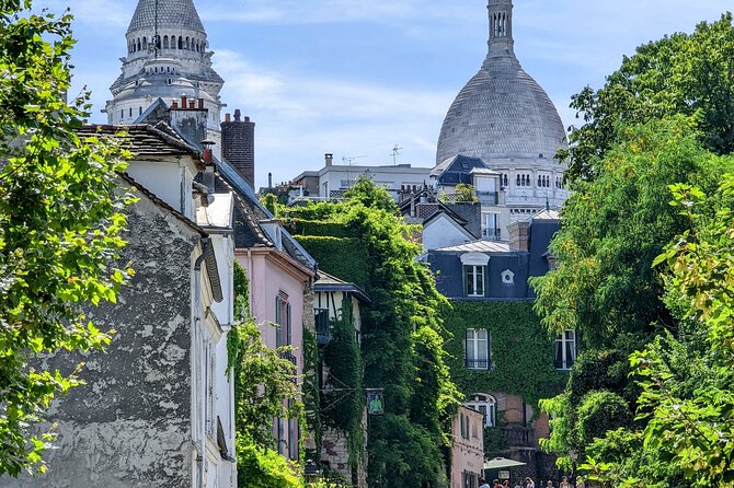 Guided and Private Tour of 3 hours through Paris aboard a Citroën 2cv - The guide makes or breaks the 3 hours