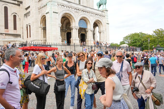 Guided tour of Montmartre in songs with a professional - The Pink House, the Clos Montmartre vineyard, and Au Lapin Agile
