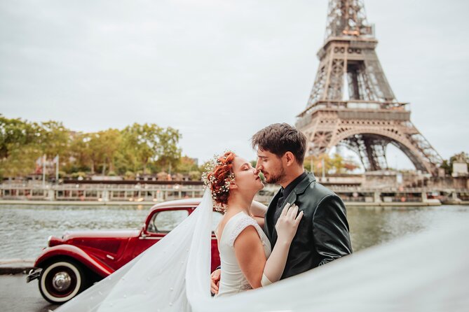 Guided tour of Paris in Citroën Traction Avant or DS 21 - Arc de Triomphe and the Eiffel Tower, picture stops without the marathon