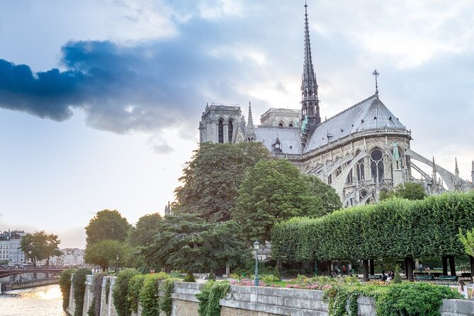 Historic Heart of Paris: Île de la Cité Walking Tour - Passing Shakespeare and Company without turning it into a detour