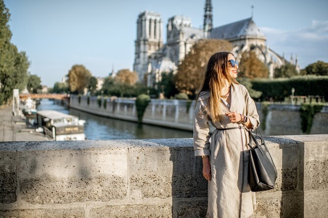 Historic Heart of Paris: Île de la Cité Walking Tour - How the guide keeps it personal in a short 2-hour tour