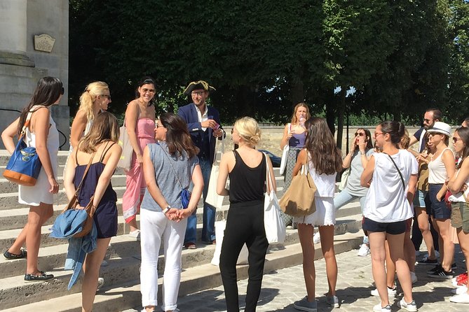 Historical treasure hunt in the city of Versailles - Your 2 hours in Versailles: from the Louis XIV statue and back
