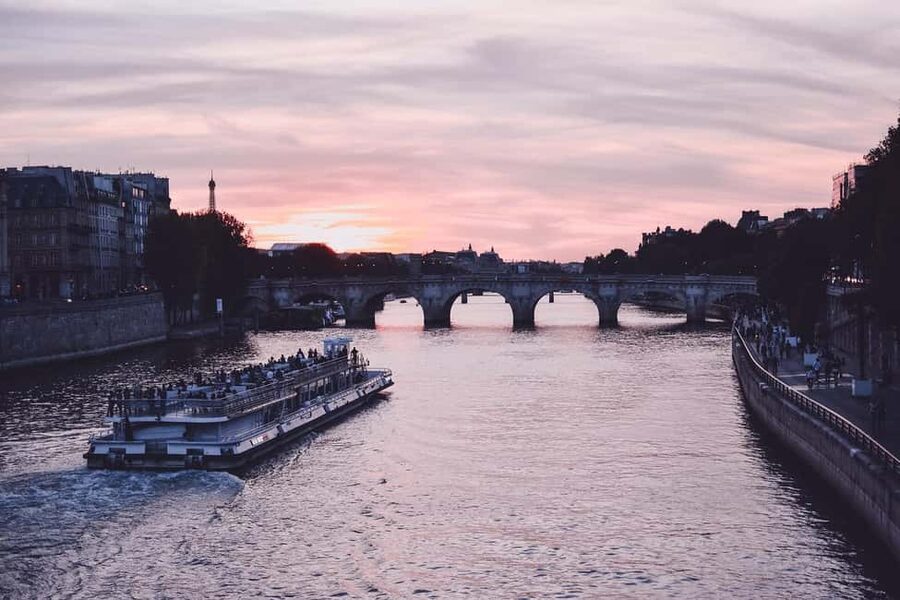 Île de la Cité: A Private Tour of Paris' Most Famous Monuments - Pont Neuf, Pont des Arts, and Photo Views Toward the Louvre
