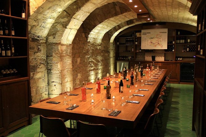 Incredible Loire castles tour with lunch and a vineyard visit - Guides and Van Time: What You Can Expect From the Human Side