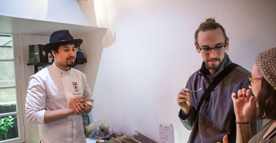 Le Marais: Pastry and Chocolate Food Tour - Le Marais on foot, with a sugar compass