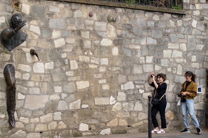 Learn the art of street photography in the heart of Montmartre! - How Clara teaches composition and storytelling on the street