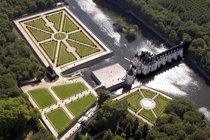 Loire Valley Castles Guided Day Trip from Paris in Minivan - Cheverny: Château de Cheverny as the Calm, Polished Middle Stop