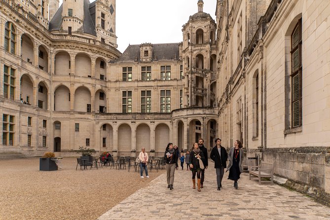 Loire Valley Castles Trip with Chenonceau and Chambord from Paris - Château de Cheverny: a 300-year family home and don’t miss the kennels
