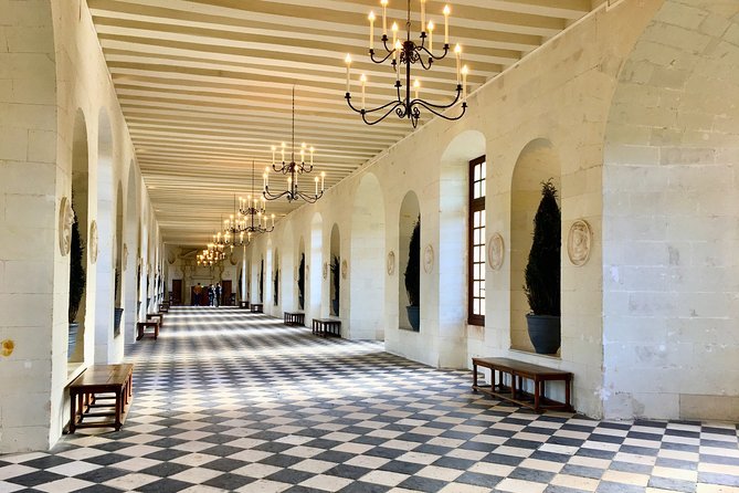 Loire Valley Royal Castles Guided Small group Day Trip from Paris - How the Guide Makes or Breaks the Day