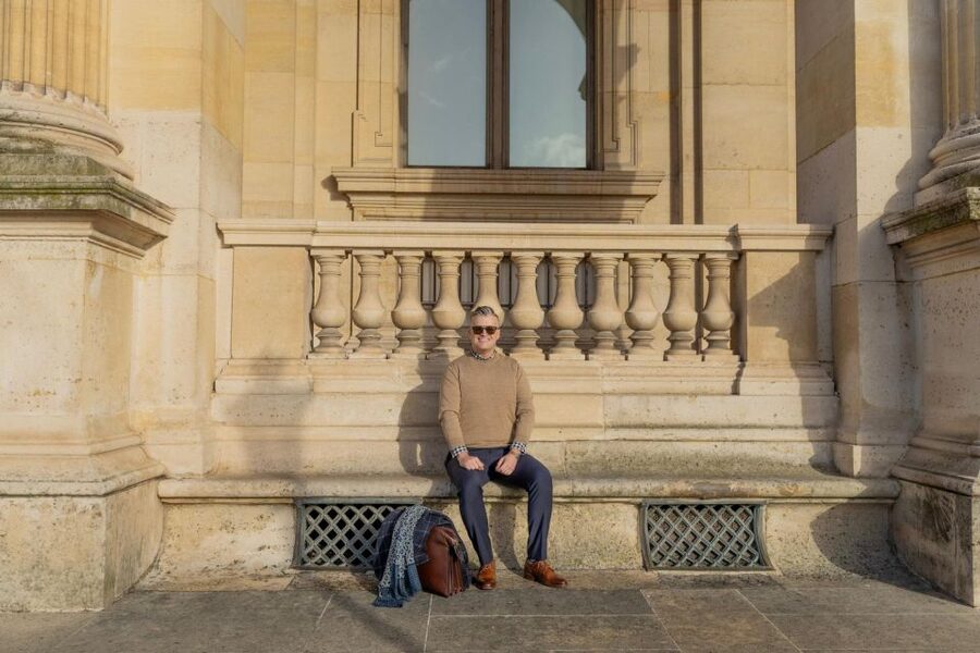Louvre area photo shoot by Paris photographer - Key Things to Know Before You Go