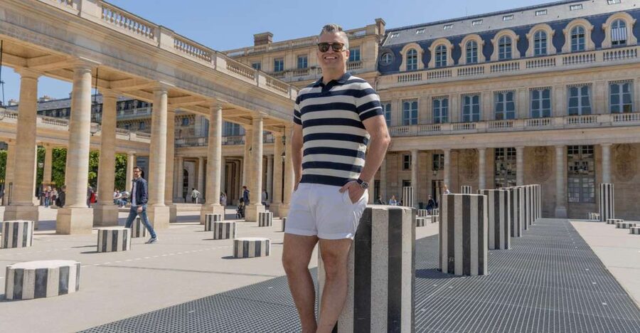 Louvre area photo shoot by Paris photographer - Meeting Point at 155 Rue Saint-Honoré (and How to Start Smooth)
