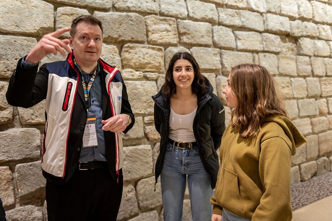 Louvre Museum : Kids-Friendly Private Tour with Entry Tickets - Entering the Museum: Meeting at 8 Pl. du Carrousel