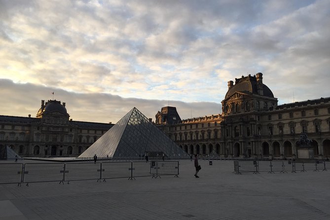 Louvre Private Tour - Security first, then the Louvre Medieval start