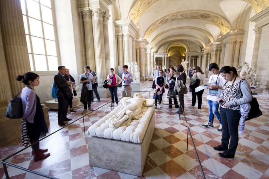 Mona Lisa & Louvre Masterpieces Tour with Reserved Access - How the guided flow works, and where you get breathing room