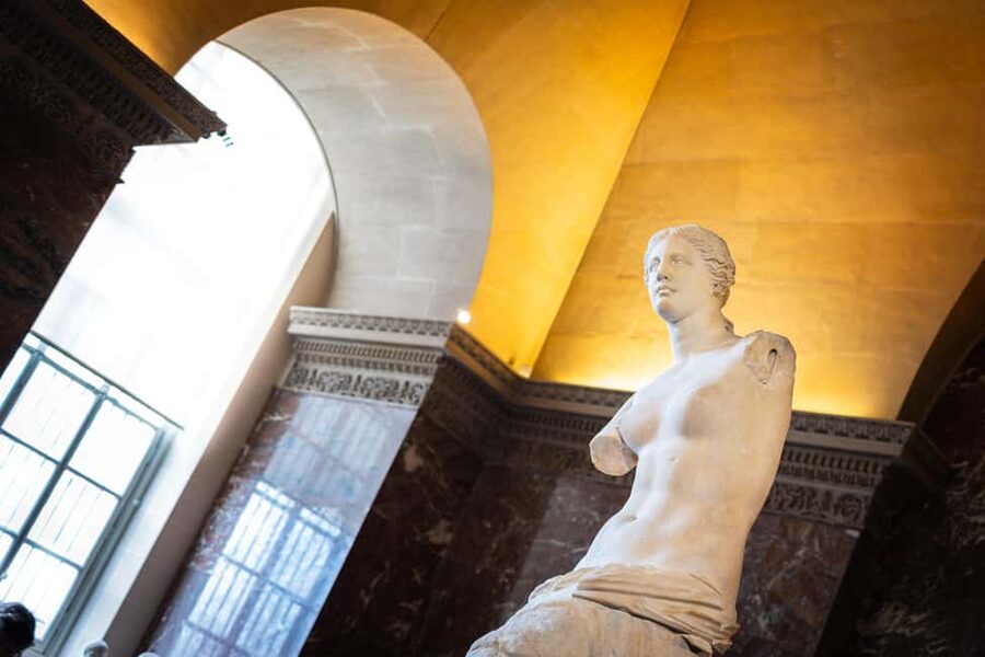 Mona Lisa & Treasures: 6-people Max Louvre Experience - Mona Lisa: More Than a Photo Stop