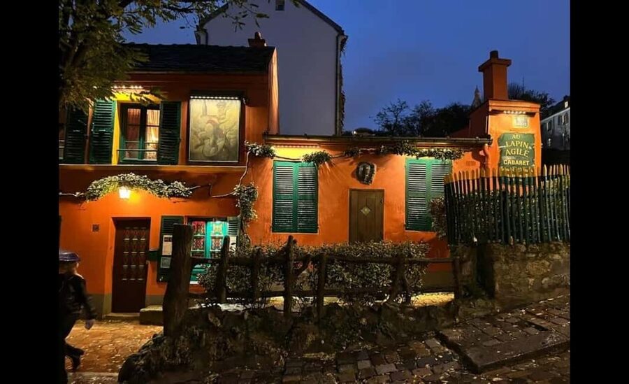Montmartre for Art Lovers - Walking tour with Expert Guide - Entering Montmartre the artsy way: from cemetery to street myths