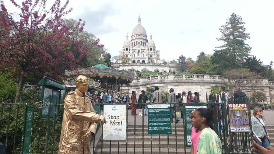 Montmartre: Guided Tour for Kids and Families - Place du Tertre: Artists, Photos, and Controlled Freedom
