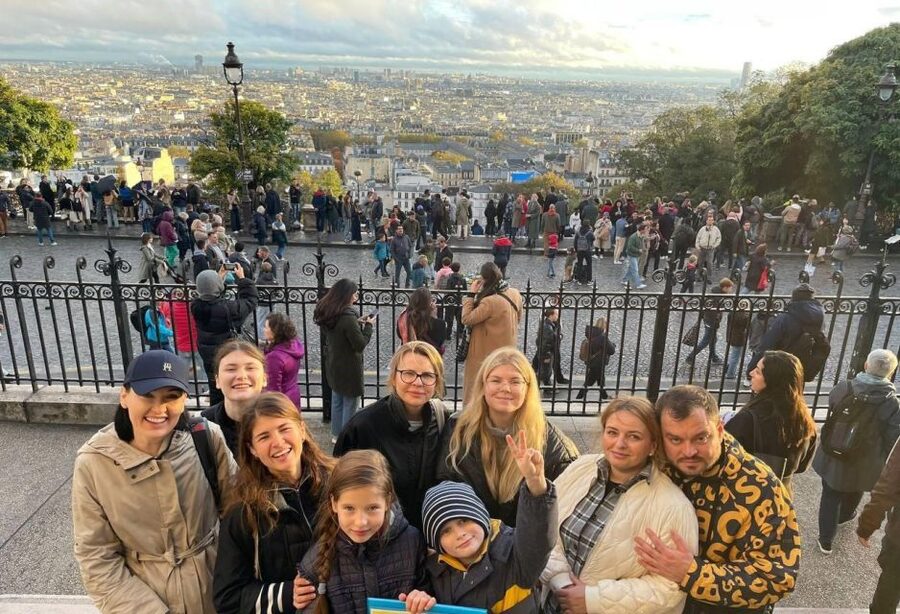 Montmartre: Guided tour to Sacré-Coeur - Cobblestones, odd corners, and the famous pink Maison Rose
