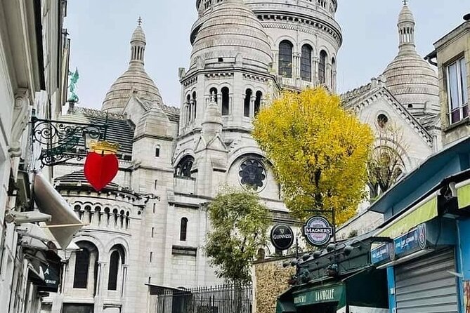 Montmartre guided walking tour with local guide in small group - Carrousel de Montmartre: meet your guide and start climbing with context