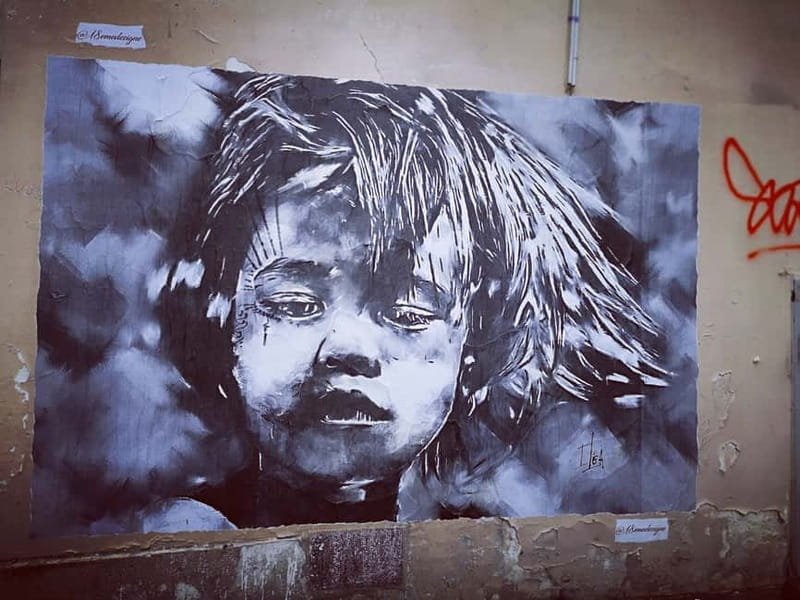 Montmartre : private family tour - Place du Tertre and Passage de Abbesses: art square energy without the overwhelm