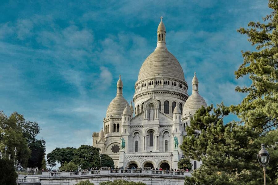 Montmartre : private family tour - Where you start at Place Saint-Pierre and how the timing feels