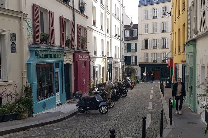 Montmartre Sacré Coeur and Moulin Rouge best shops and cafés - Place du Tertre, Kiki the painter, and café culture around the square
