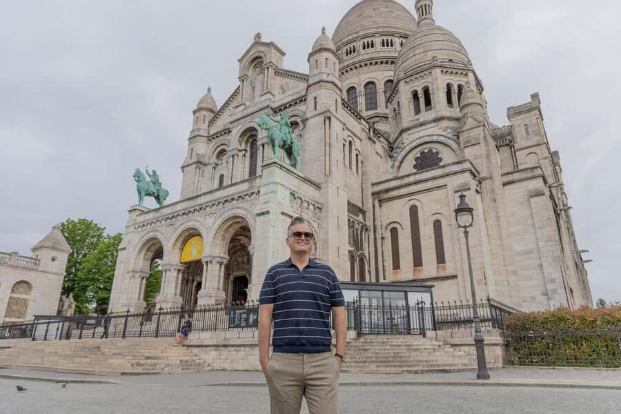 Montmartre Sacre Coeur area photoshoot by Paris photographer - Sacre-Coeur Photo Stop: Exterior Views and Iconic Angles