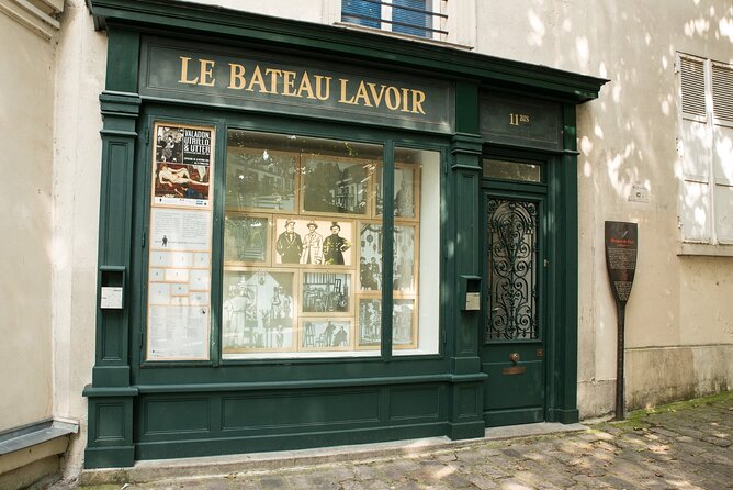 Montmartre Sacre Coeur Tour with Local guide - From Moulin Rouge to Montmartre Culture, Without Buying a Show Ticket