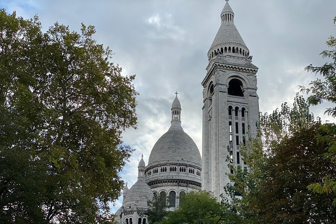 Montmartre Semi Private Tour: from Moulin Rouge, to Sacré-Cœur - Place du Tertre energy, plus Au Lapin Agile the long way around