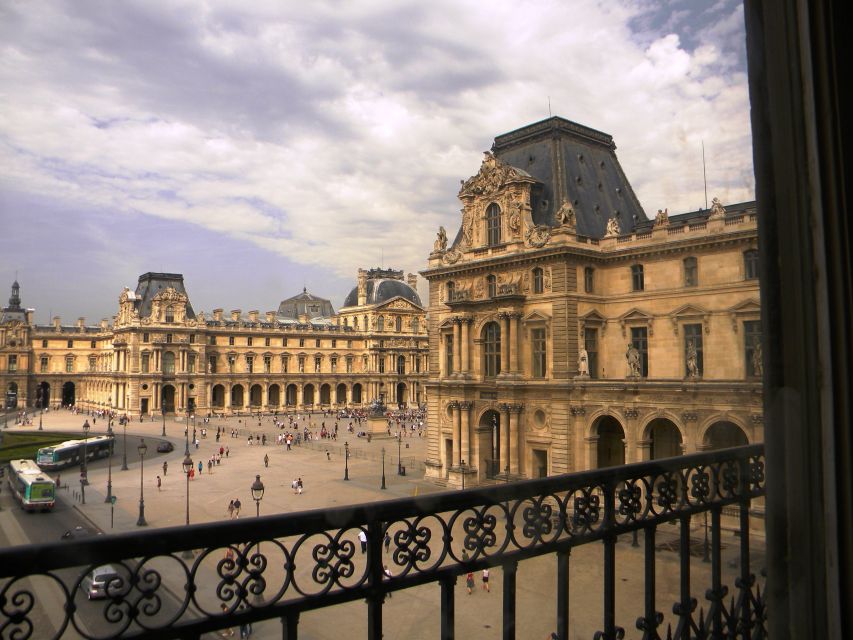 Murders and Mysteries of the Louvre Museum - Where to meet and how to start without losing time