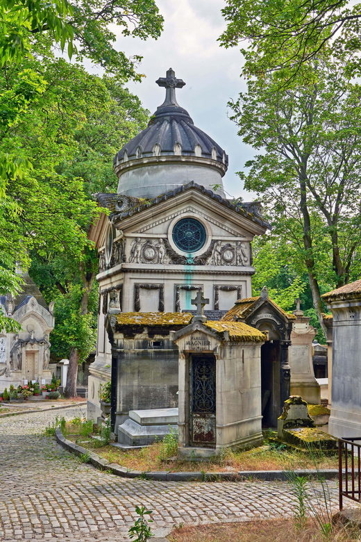 Mysteries of Père Lachaise - Robertson and the world of illusions, skulls, and phantasmagorias