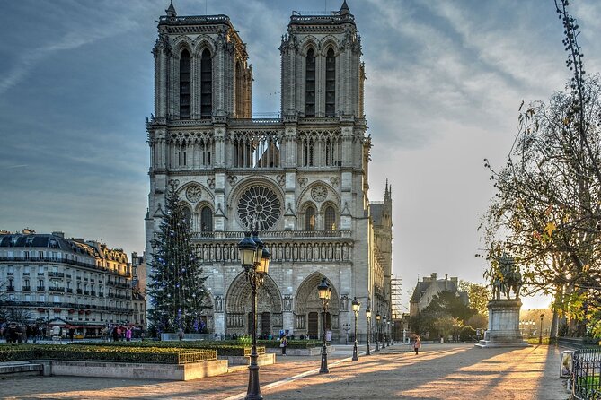 Notre Dame Guided Tour with Scheduled Group Access Option - Île de la Cité Stops: Sainte-Chapelle Area and the Flower Market